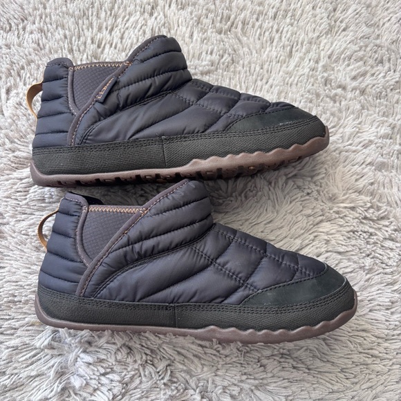 L.L. bean Women's Mountain Classic Quilted Ankle Boots II size 9 - Picture 3 of 8